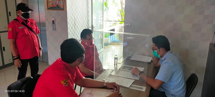 PDIP Surabaya melaporkan kasus baliho Puan Maharani yang menjadi korban vandalisme. SP/Alqomar