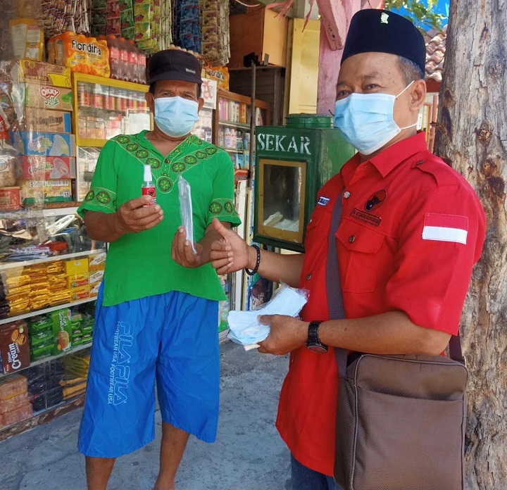 Kader PDIP Surabaya membagikan masker dan hand sanitizer kepada warga Surabaya. SP/Alqomar