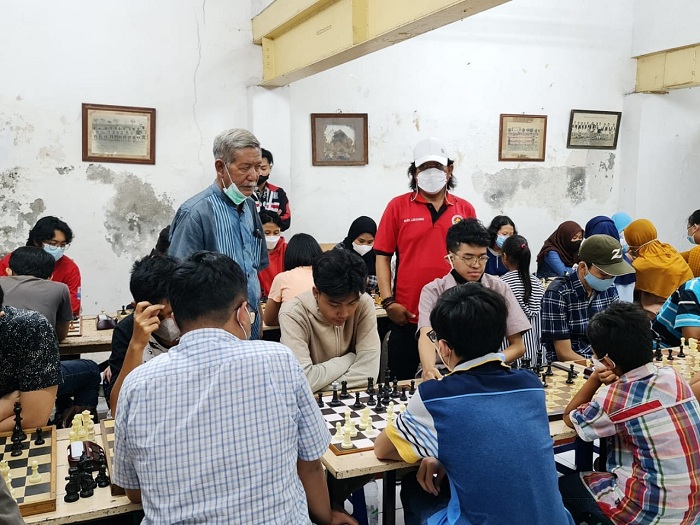  Atlet tetap semangat berlatih  di POR Suryanaga Jl. Pasar Besar Wetan no 55.SP/ALQ