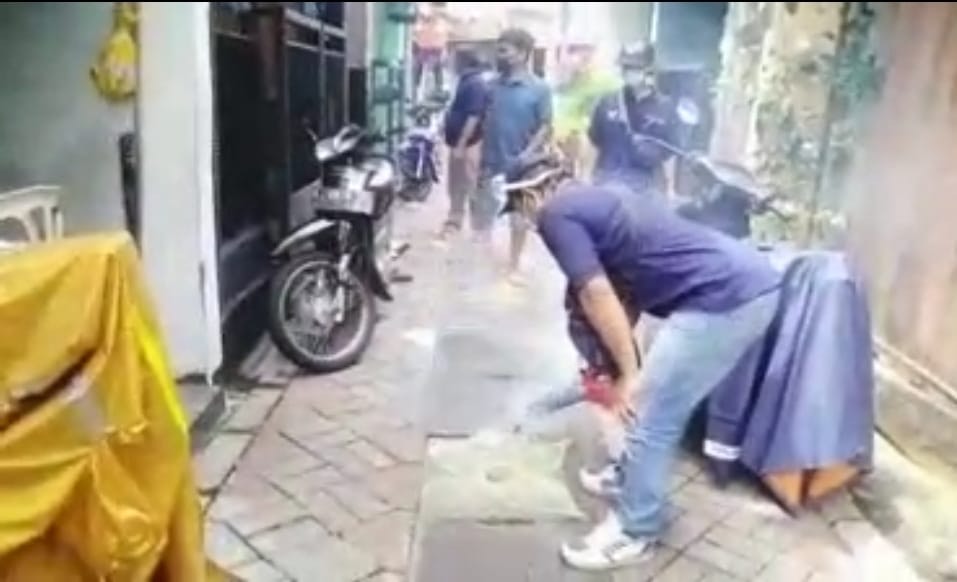 Sahabat Imam memenuhi permintaan warga RW 03 Kelurahan Gubeng Klingsingan untuk melakukan Fogging .SP/ALQ
