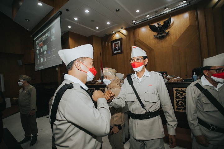 Wali Kota Surabaya, Eri Cahyadi  bersama Ketua DPRD Surabaya usai penetapan APBD Surabaya 2022