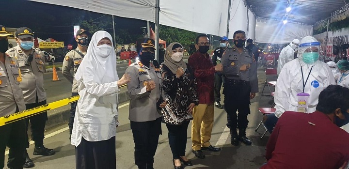 Wakil Ketua DPRD Surabaya Laila Mufidah saat meninjau penyekatan di jembatan Suramadu pada Kamis (17/6) malam. SP/Alqomar