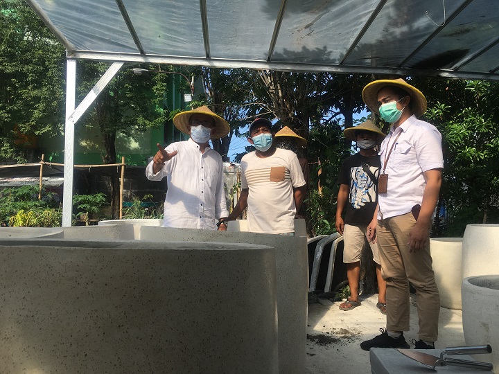 Wakil Ketua Dewan Perwakilan Rakyat Daerah (DPRD) Kota Surabaya AH.Thoni bersama Lurah Jemursari Duwi Anggara Sukama saat meninjau produksi Pot warga  Jemursari, Rabu (23/6). SP/Alqomar
