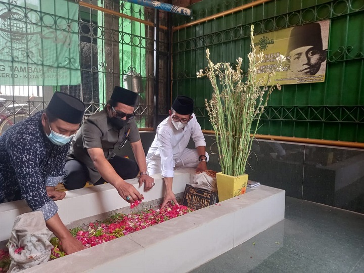 Ketua DPRD Surabaya AH Thony bersama Ketua MWC NU Kecamatan Wonocolo Muhaimin dan Wakil Katib PWNU Surabaya Ahmad Nasrudin saat menyambangi makam salah satu pendiri Nahdlatul Ulama (NU) KH Mas Alwi Abdul Aziz Kamis, (4/11).