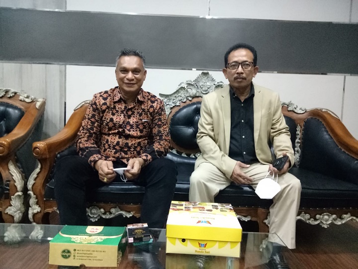 Bupati Sikka, Fransiskus Roberto Diogo bersama  Wakil Ketua Dewan Perwakilan Rakyat Daerah (DPRD) Kota Surabaya AH. Thony di Kantor DPRD Kota Surabaya, Sabtu, (5/3).