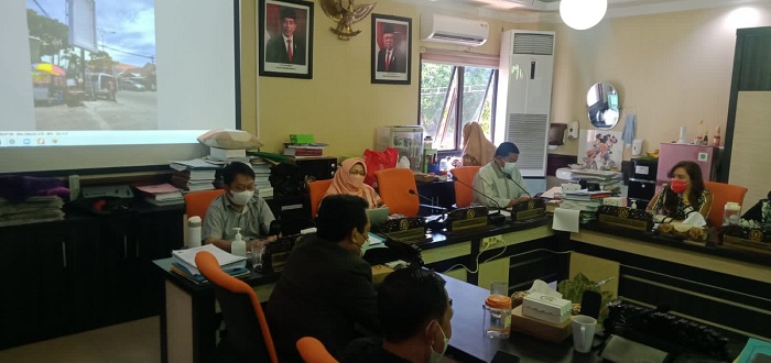 Hearing di Komisi C DPRD Kota Surabaya, antara warga, dinas terkait, dan PT KAI, Rabu (9/3).SP/ALQ