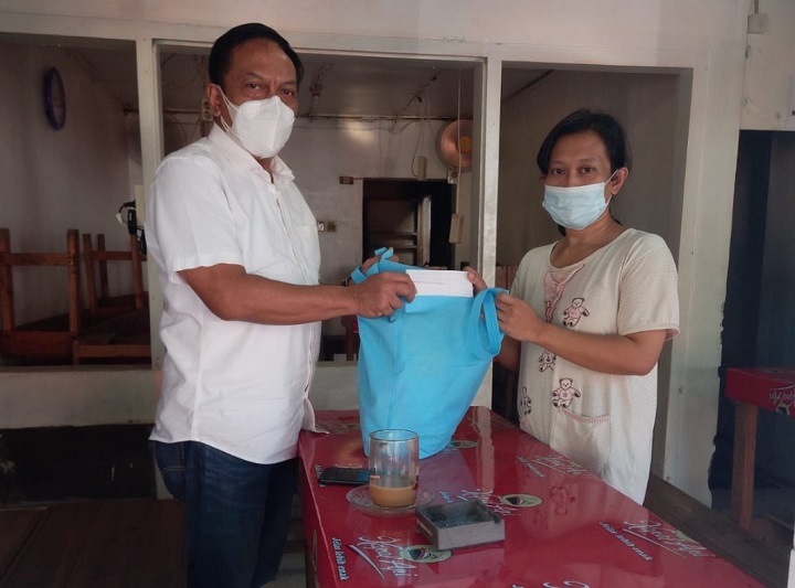 Wakil Ketua Komisi A DPRD Surabaya Anas Karno saat memberikan bantuan kepada warga. SP/Alqomar
