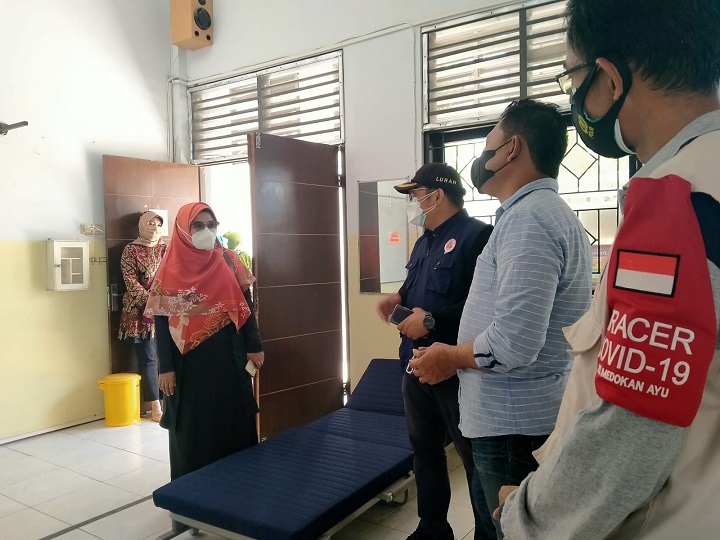 Wakil Ketua Komisi C Aning Rahmawati meninjau Rumah sehat Medokan Ayu. SP/Alqomar