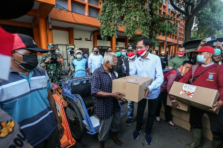 Ketua DPRD Surabaya Adi Sutarwijono membagikan paket sembako kepada warga kampung di Tambaksari.