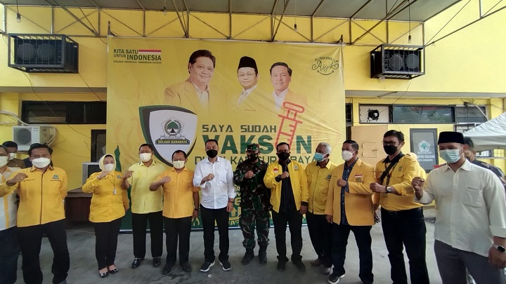 Golkar Surabaya mengadakan gebyar vaksinasi dosis 1 dan 2 bagi masyarakat di Kantor DPD Partai Golkar Surabaya, Senin (27/9). SP/Alqomar