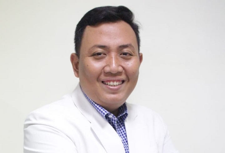 Dokter Spesialis dari Siloam Hospitals Surabaya,  DR. Dr. Isnin Anang Marhana, Sp.P (K), FCCP, FISR, FAPSR. SP/Al Qomar