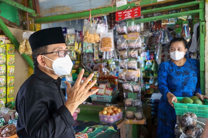 Wakil Ketua DPRD (Dewan Perwakilan Rakyat Daerah) Kota Surabaya AH. Thony saat melakukan sidak di Pasar Gayungsari Jumat (22/10).