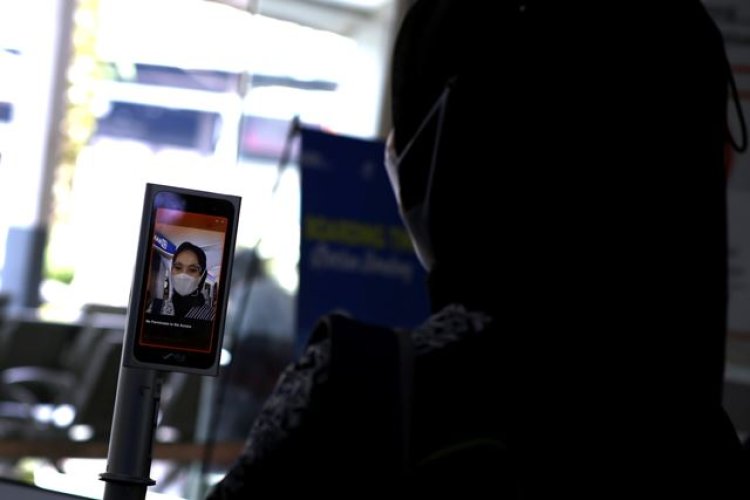Uji coba layanan face recognition boarding gate.