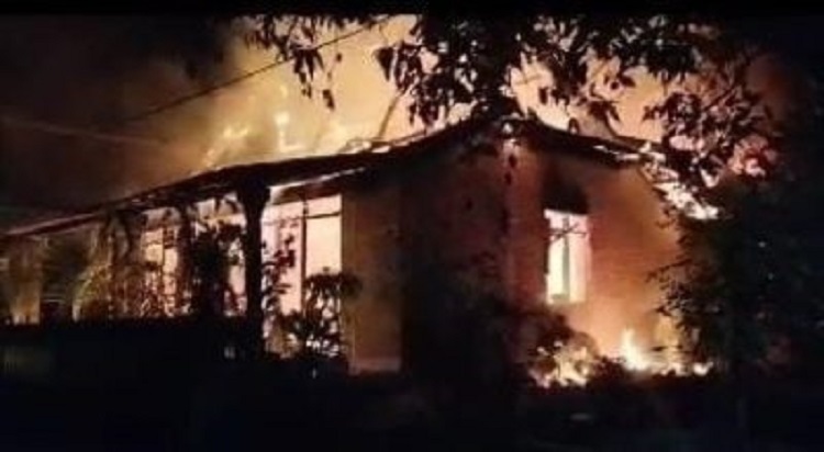 Rumah Imam Rohani di Desa Giripurno, Kawedanan, Magetan yang terbakar pada Kamis (12/10/2023). SP/ MGT