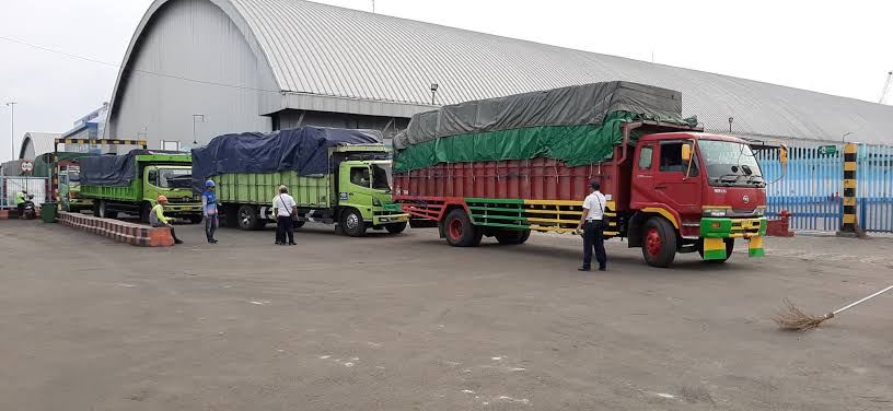Caption: Truk barang saat memasuki pelabuhan Tanjung Perak.SP/SAMMY MANTOLAS