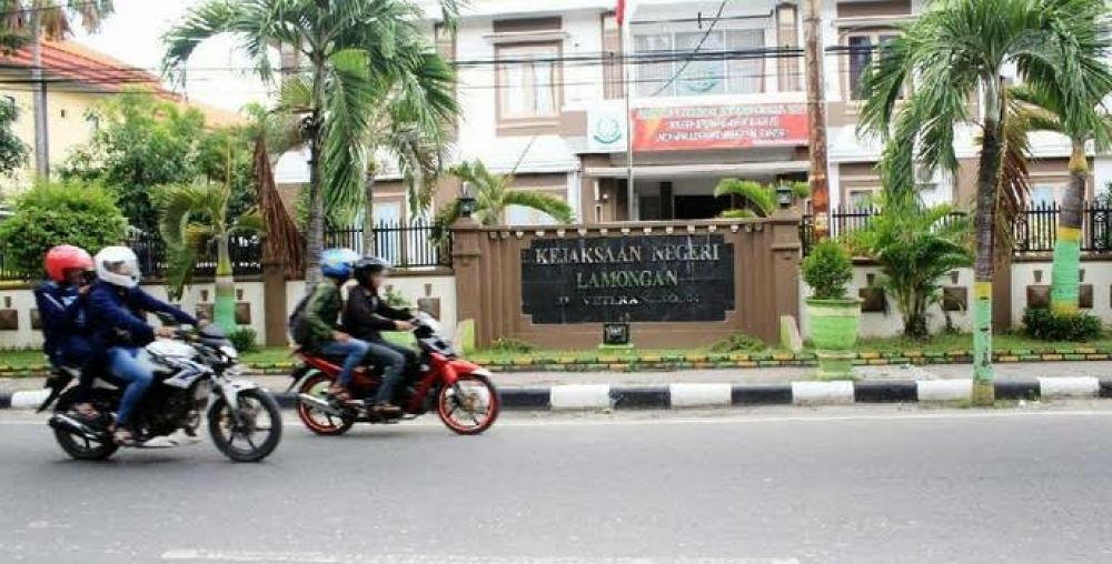 Kantor Kejaksaan Negeri Lamongan di Jalan Veteran, Pihak Intel Kejaksaan segera turun tangan mempelajari kasus dugaan penyelewengan dana covid-19 di BPBD Lamongan.

FOTO:SP/IST