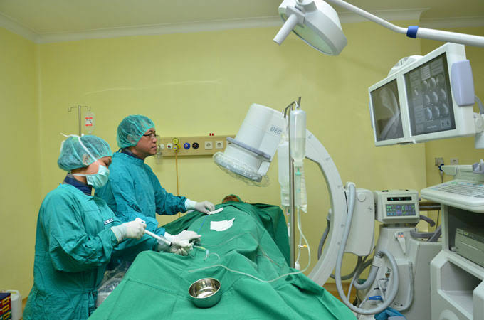 Caption: Pemeriksaan pasien jantung di RS PHC Surabaya. SP/Dokumen RS PHC Surabaya