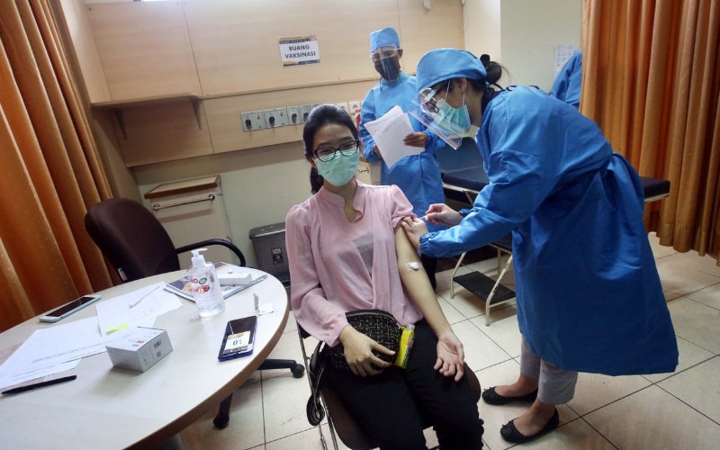 Salah seorang warga melakukan uji coba vaksin covid-19