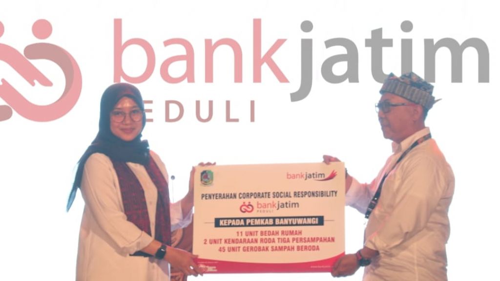 Direktur Bank Jatim Arief Wicaksono menyerahkan bantuan CSR Bank Jatim Peduli kepada Bupati Ipuk Fiestiandani, Minggu (18/12/2022)