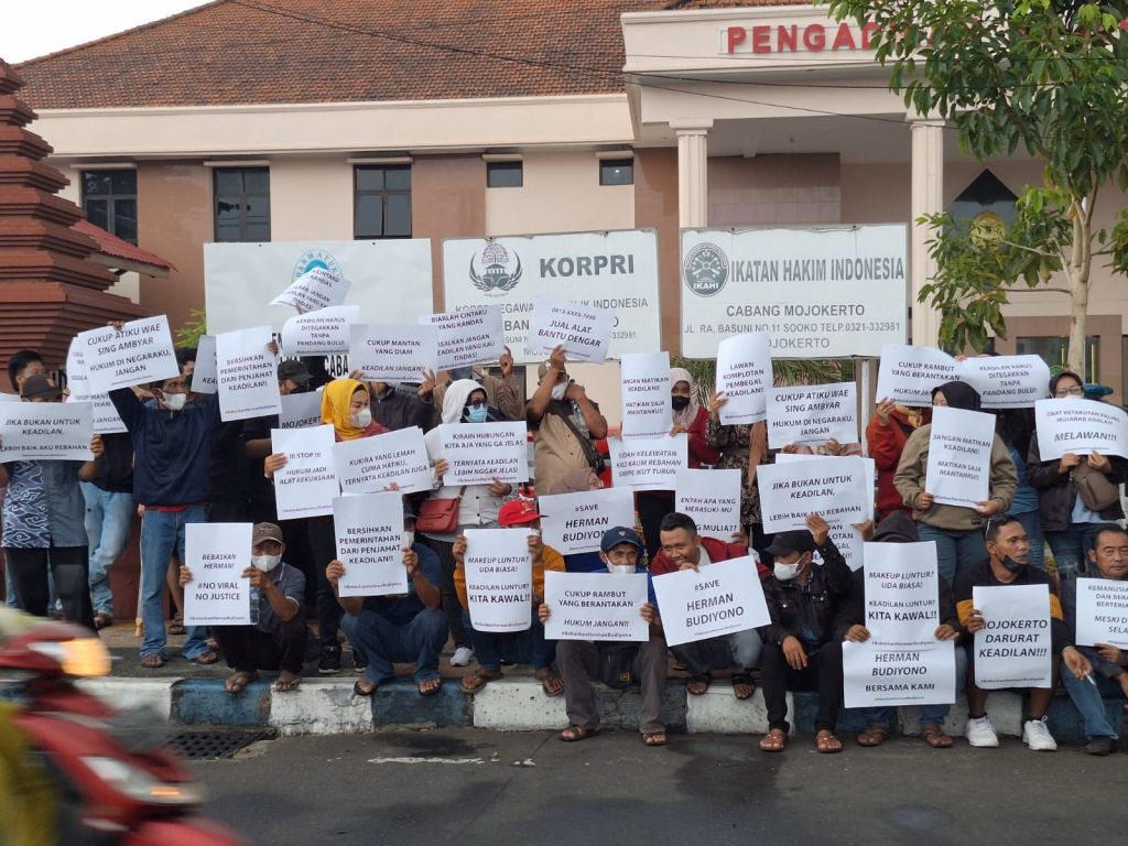Demo aksi solidaritas tuntut keadilan terdakwa Herman Budiyono