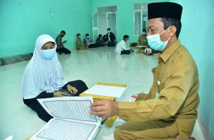 Pelajar penghafal kitab suci Al Quran menjalani tes hafalan untuk mendaftar mengikuti seleksi Penerimaan Peserta Didik Baru (PPDB) SMP dari jalur prestasi di Kota Surabaya, Senin (7/6/2021).SP/HUMAS PEMKOT SURABAYA