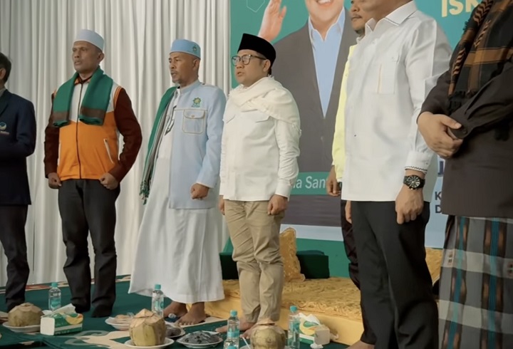 Cawapres nomor urut 1, Muhaimin Iskandar alias Cak Imin saat mendatangi Pesantren Darul Ihsan di Aceh Besar, Selasa (5/12/2023).