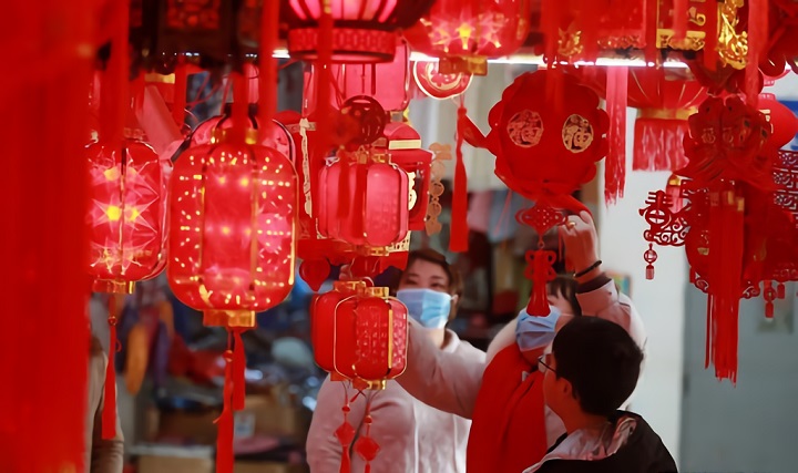 Warga berbelanja dekorasi Imlek di sebuah pasar di Yangzhou, Provinsi Jiangsu, China Timur, kemarin.