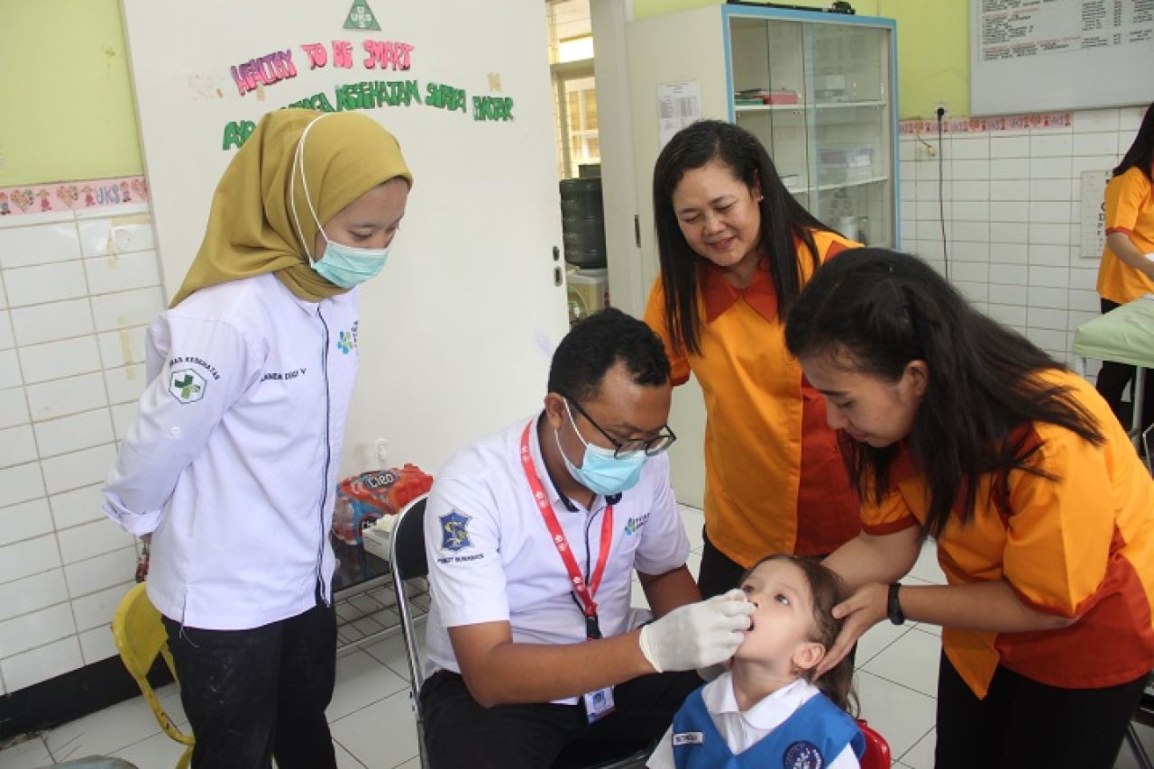 Beberapa murid dari KB-TK Taman Ceria Surabaya Jalan Manyar Airdas dan KB-TK Petra Jalan Jemur Andayani antusiasi mengikuti imunisasi polio dari petugas kesehatan dari Puskesmas, Senin (15/1/2024).