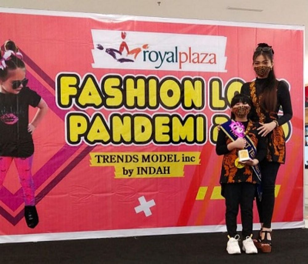 Alexandra Eugene dan ibunya, Alicia Dian M.S, saat menerima tropi juaranya di Royal Plaza Surabaya, Minggu (19/7/2020).