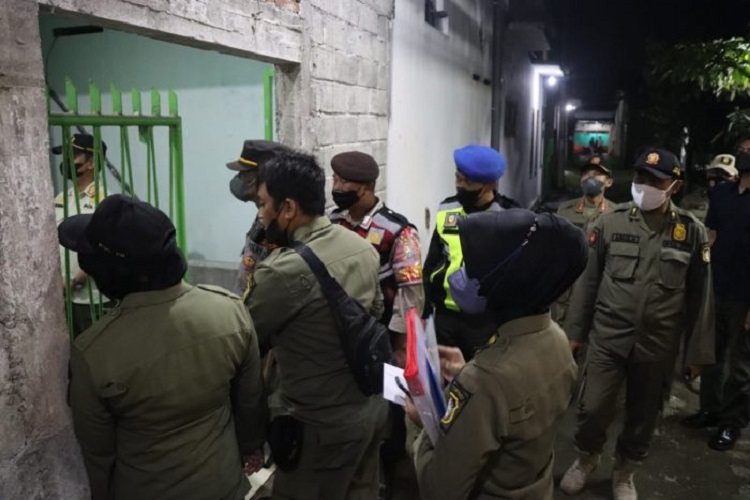 Razia kos liar yang meresahkan warga, ditakutkan menjadi sarang prostitusi dan penyebaran obat terlarang. SP/ BLT
