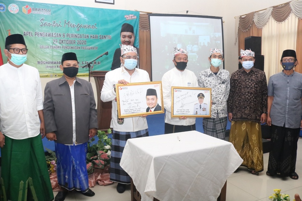 Caption: Komisioner Bawaslu pusat dan Lamongan berpose bersama dengan Bupati dalam acara apel pengawasan dan peringatan HSN. SP/MUHAJIRIN KASRUN