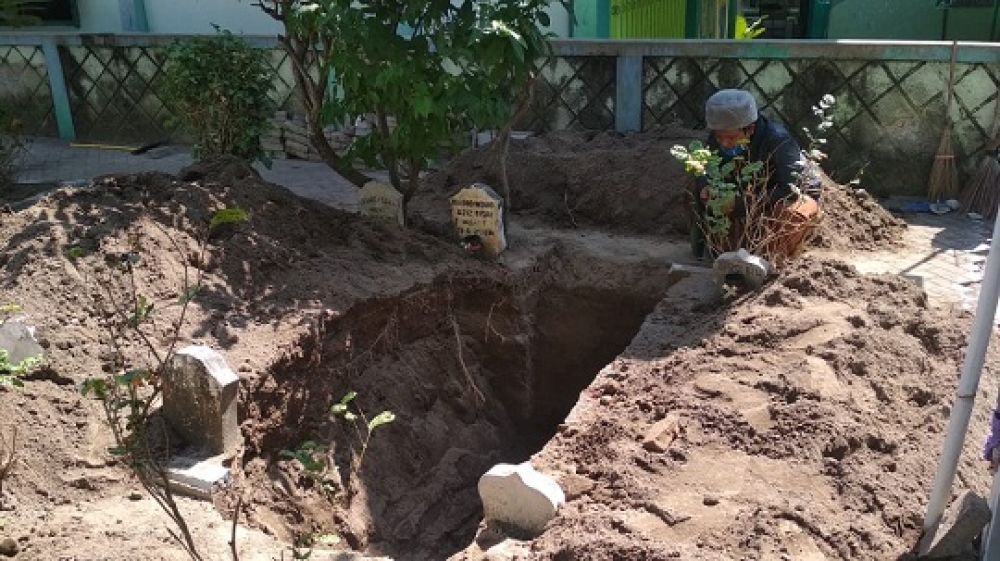 Liang lahat tempat persemayaman terakhir KH Hasyim Wahid di kompleks pemakaman Ponpes Mamba'ul Ma'arif Denanyar, Jombang. (SP/M. Yusuf)