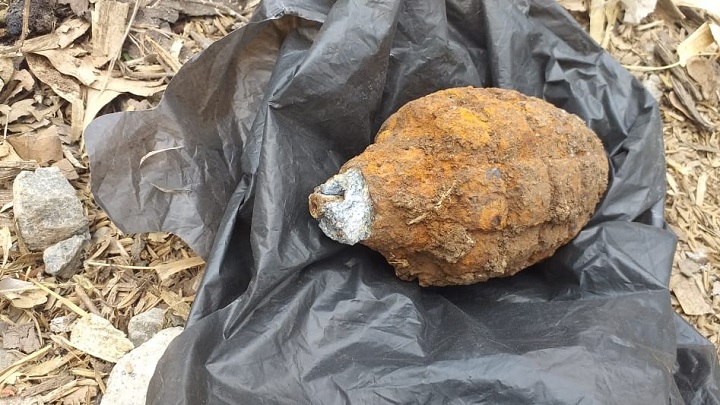 Granat nanas yang ditemukan oleh warga saat menggali pondasi rumah. SP/M Yusuf