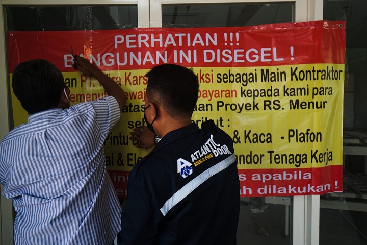 Penyegelan gedung baru intensive care di Rumah Sakit Jiwa Menur Surabaya, Senin (29/3). SP/Julian