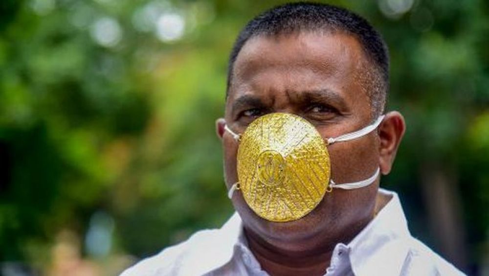 Pria di India yang memakai masker berlapis emas. SP/ Foto: AFP