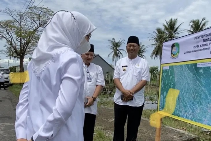 Bupati Banyuwangi Ipuk Fiestiandani  saat meninjau pelaksanaan perbaikan infrastrukur jalan di Desa Sragi, Kecamatan Songgon. Foto: Pemkab Banyuwangi.