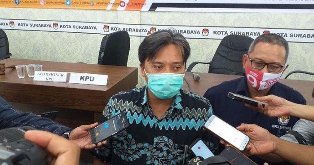 Anggota KPU Jatim Insan Qoriawan saat diwawancarai terkait calon kepala daerah yang positif Covid-19. SP/DCM