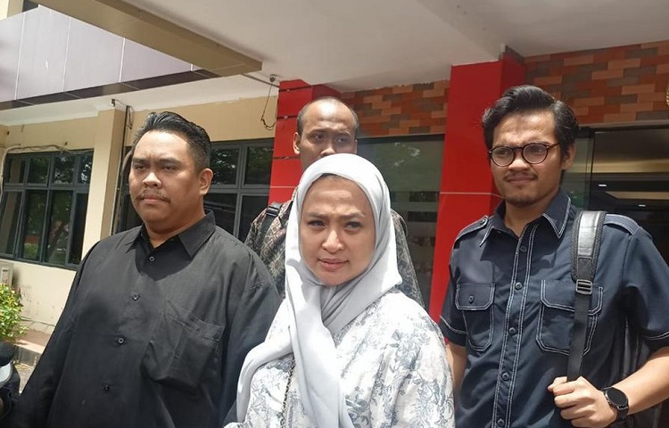 Ira Riswana menyambangi Polres Jakarta Selatan bersama kuasa hukumnya. SP/ SBY