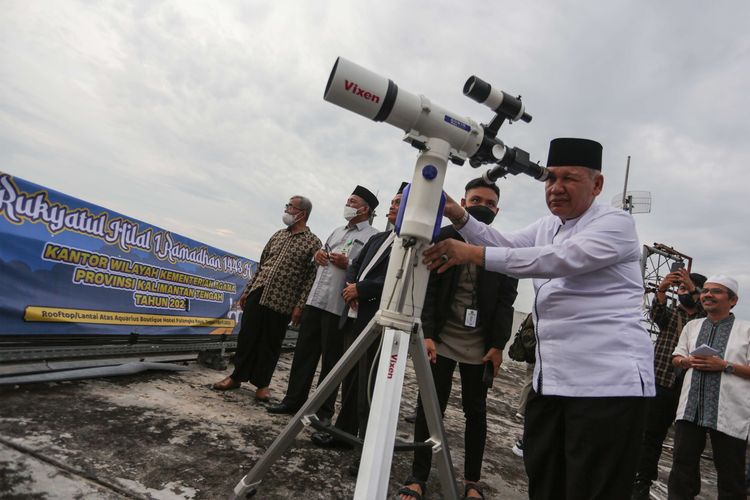 Kepala Kanwil Kementerian Agama Provinsi Kalteng Noor Fahmi (kedua kanan) melakukan pemantauan hilal (bulan) menggunakan teropong saat Rukyatul Hilal. SP/ Dsy