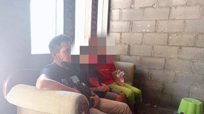 Iskandar (kiri) bersama kedua bocah korban penganiayaan.