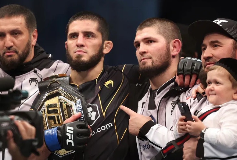 Islam Makhachev dan Khabib Nurmagomedo. Foto: AFP.