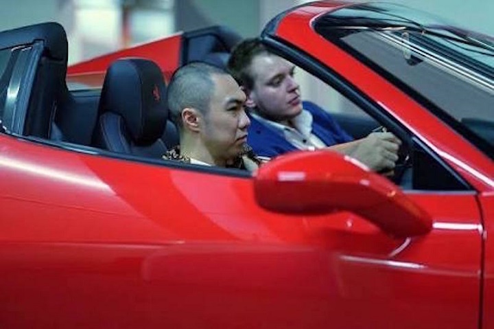 Iwan Liman, dengan koleksi mobil mewah jenis Ferarri yang dimilikinya. Sp/jak