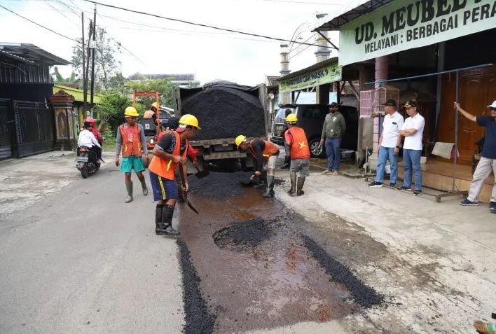 Perbaikan atau revitalisasi jalan rusak di ruas jalan raya Pule, Trenggalek. Foto: Pemkab Trenggalek.