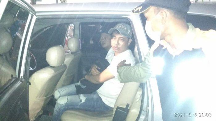 Pelaku jambret saat diamankan polisi.