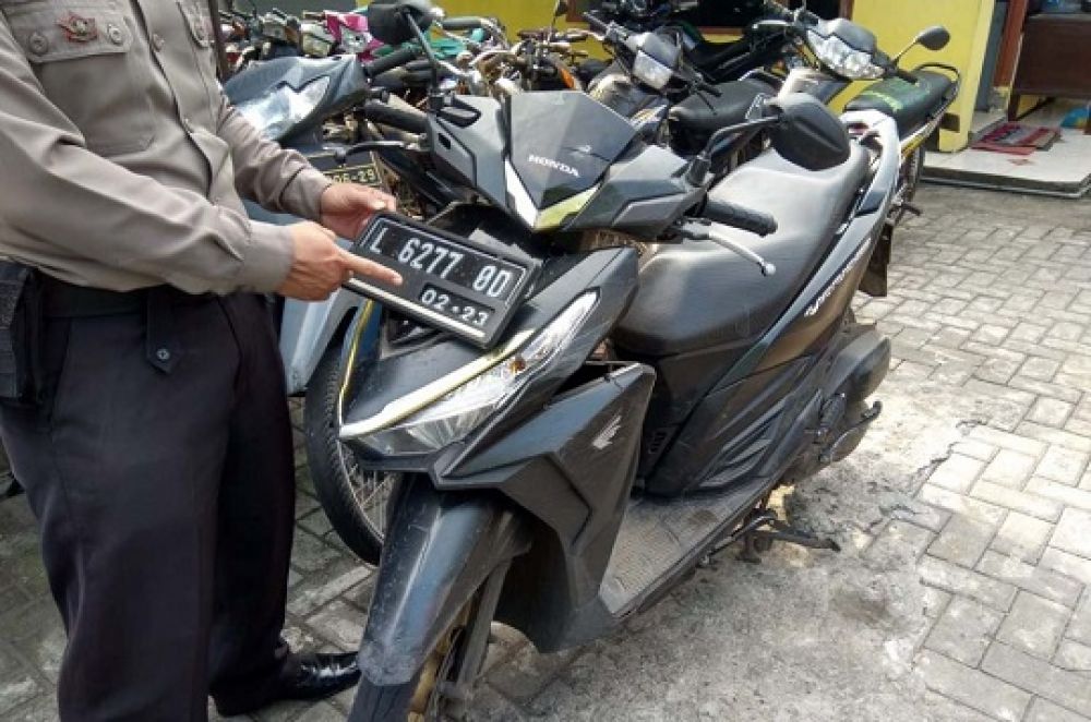 Barang bukti motor milik pelaku saat diamankan di Mapolsek Tambaksari Surabaya. 