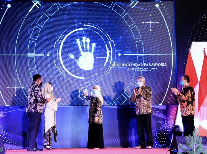 Gubernur Jatim Khofifah membuka pameran Jatim Fair Virtual di Grand City, Surabaya, Kamis (22/10/2020).  SP/Arlana