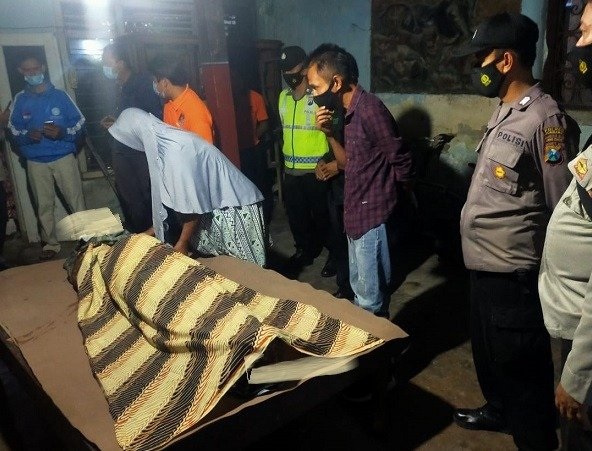 Polisi saat mendatangi kediaman korban.