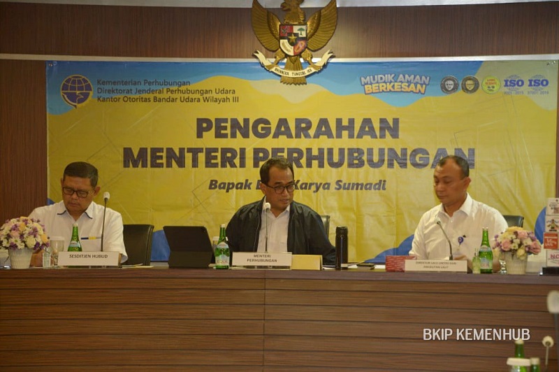 Menhub Budi Karya Sumadi (tengah) saat melakukan pengecekan kesiapan sarana dan prasarana transportasi di Jawa Timur menjelang mudik Lebaran 2023. Foto: Kemenhub.