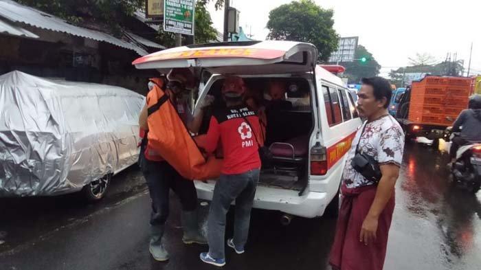 Petugas mengevakuasi jenazah korban.