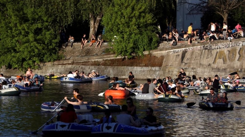 Warga Berlin menikmati akhir pekan dengan berperahu dan berjemur di salah satu bantaran sungai setelah pemerintah Jerman memberlakukan pelonggaran karantina wilayah. SP. Reuters
